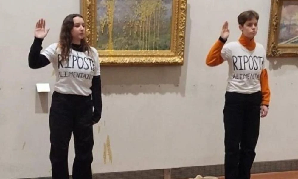 «Ας τις μαζέψει κάποιος»: Οι ακτιβίστριες που βανδάλισαν την Μόνα Λίζα πέταξαν σούπα στον πίνακα «Άνοιξη» του Μανέ